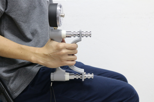 Man,Using,Grip,Strength,Dynamometer,For,Testing,Hand,Grip,Strength.